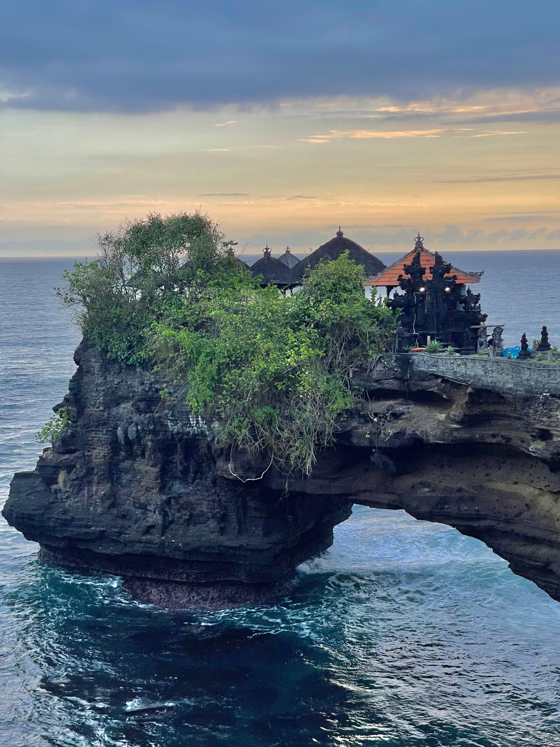 EL ARTE DE ABRAZAR LAS RUINAS: TANAH LOT Y EL APEGO ANSIOSO
