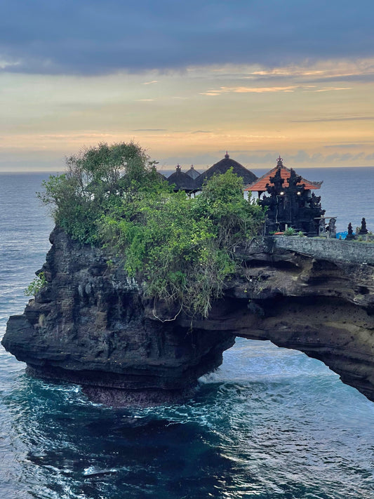 EL ARTE DE ABRAZAR LAS RUINAS: TANAH LOT Y EL APEGO ANSIOSO